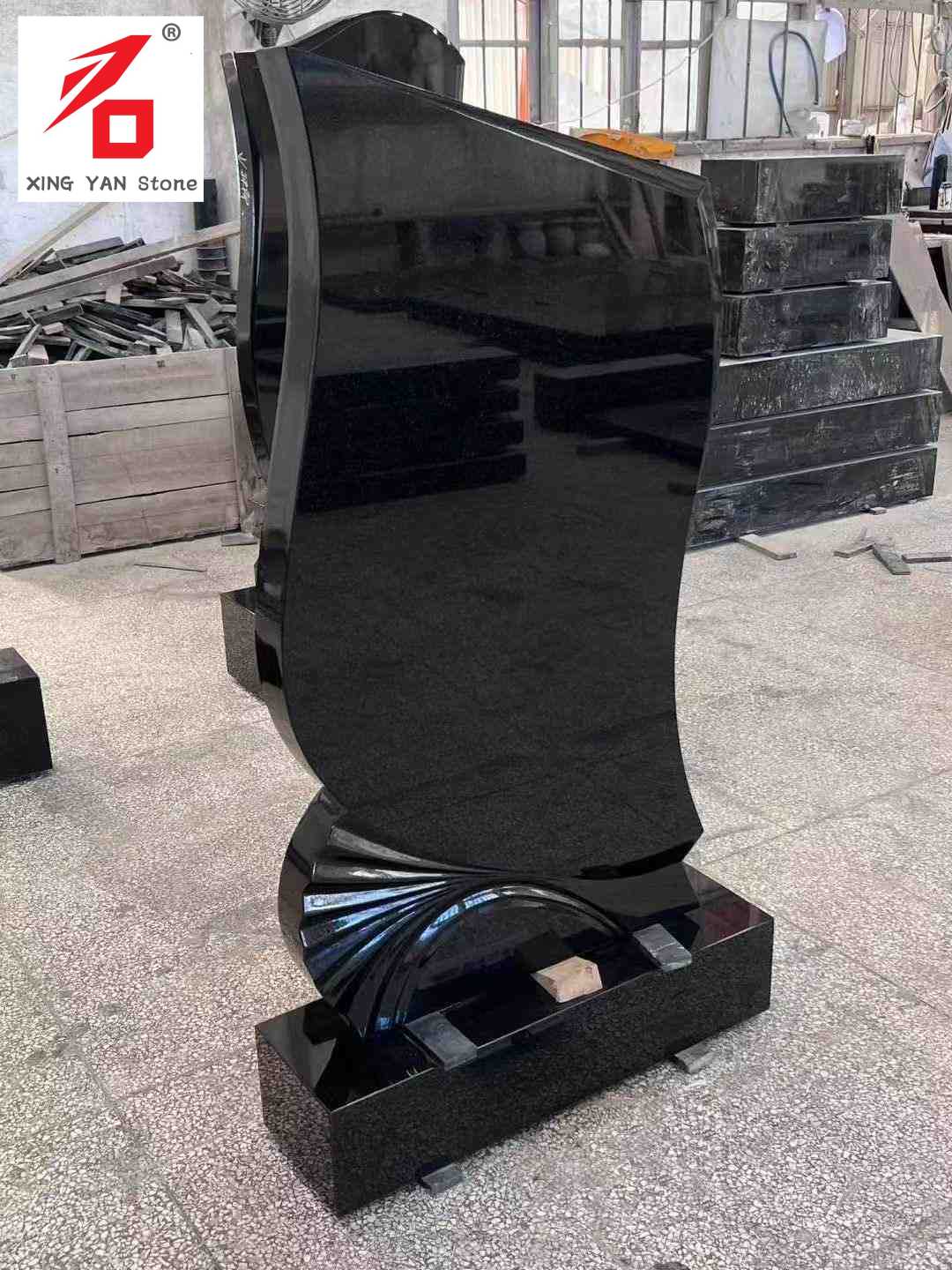 Musta kujuga kunstiline hauakivi