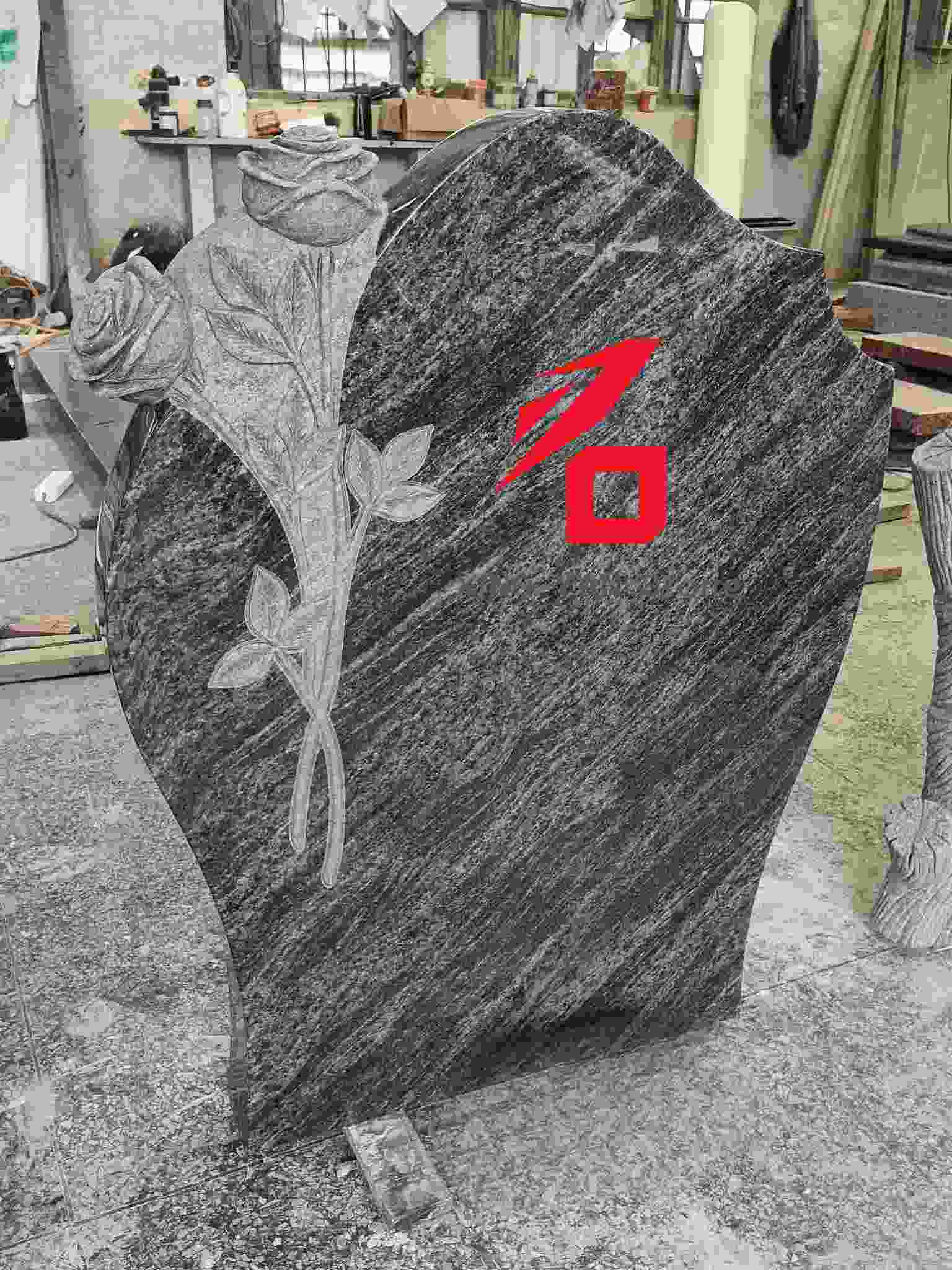 Südamekujuline roosi mälestuskivi