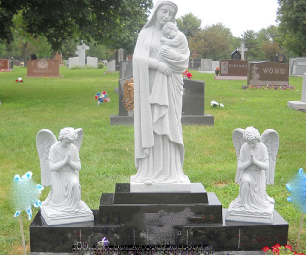 Madonna hoiab last ja palvetab ingli kombinatsiooni monumenti