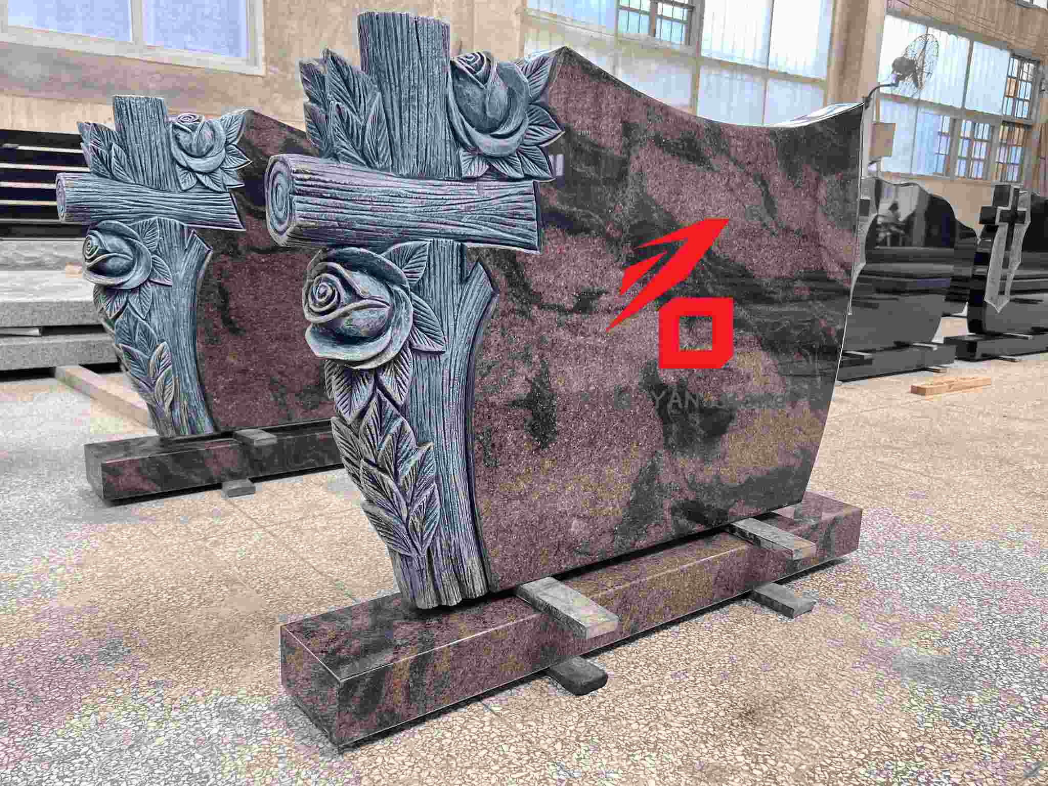 Roosi ja risti mustriga mälestuskivi